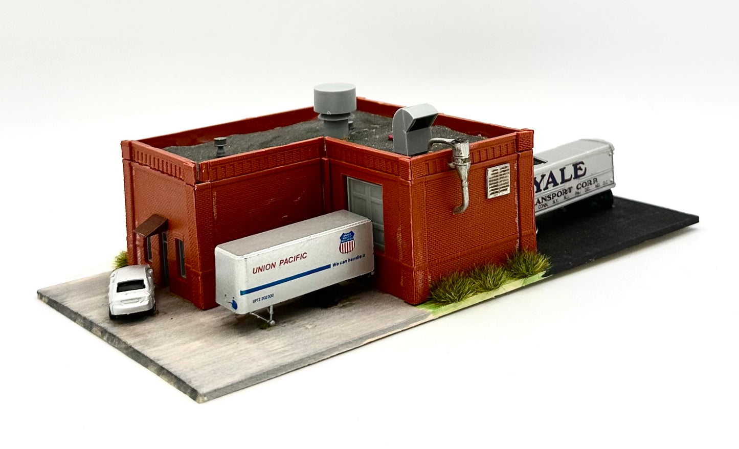 DPM Modular N Scale Factory/Warehouse + Delivery Vehicles New Diorama