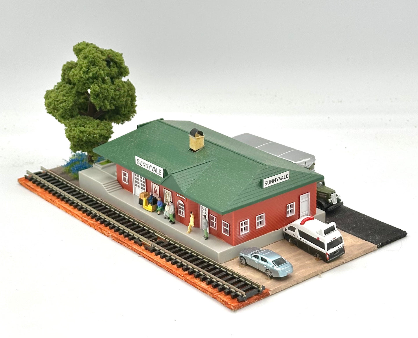 Bachmann N Scale "Sunnyvale " Train StationLighted Diorama