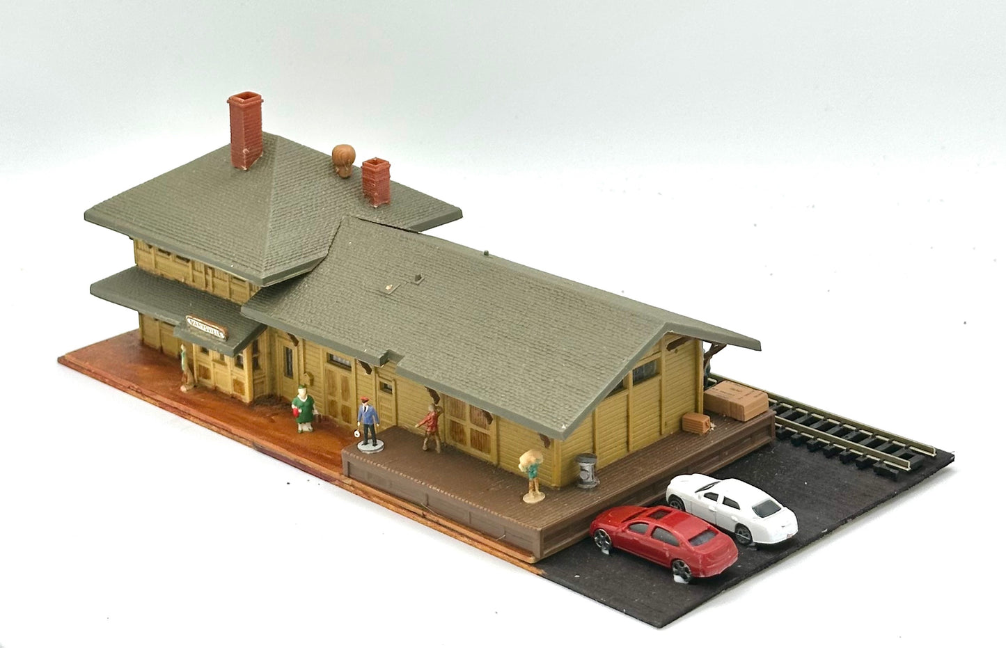 AHM N Scale "Marysville " Country Train Station, Fully Assembled. Lighted Diorama