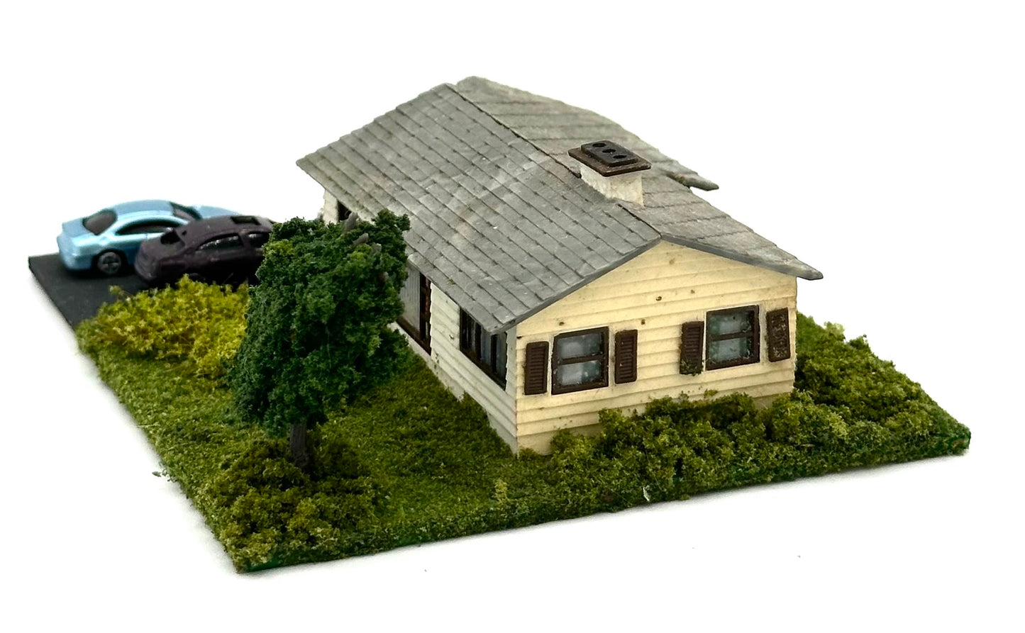 N Scale Single Story Ranch Style House Custom Painted Landscaped Yard Lighted