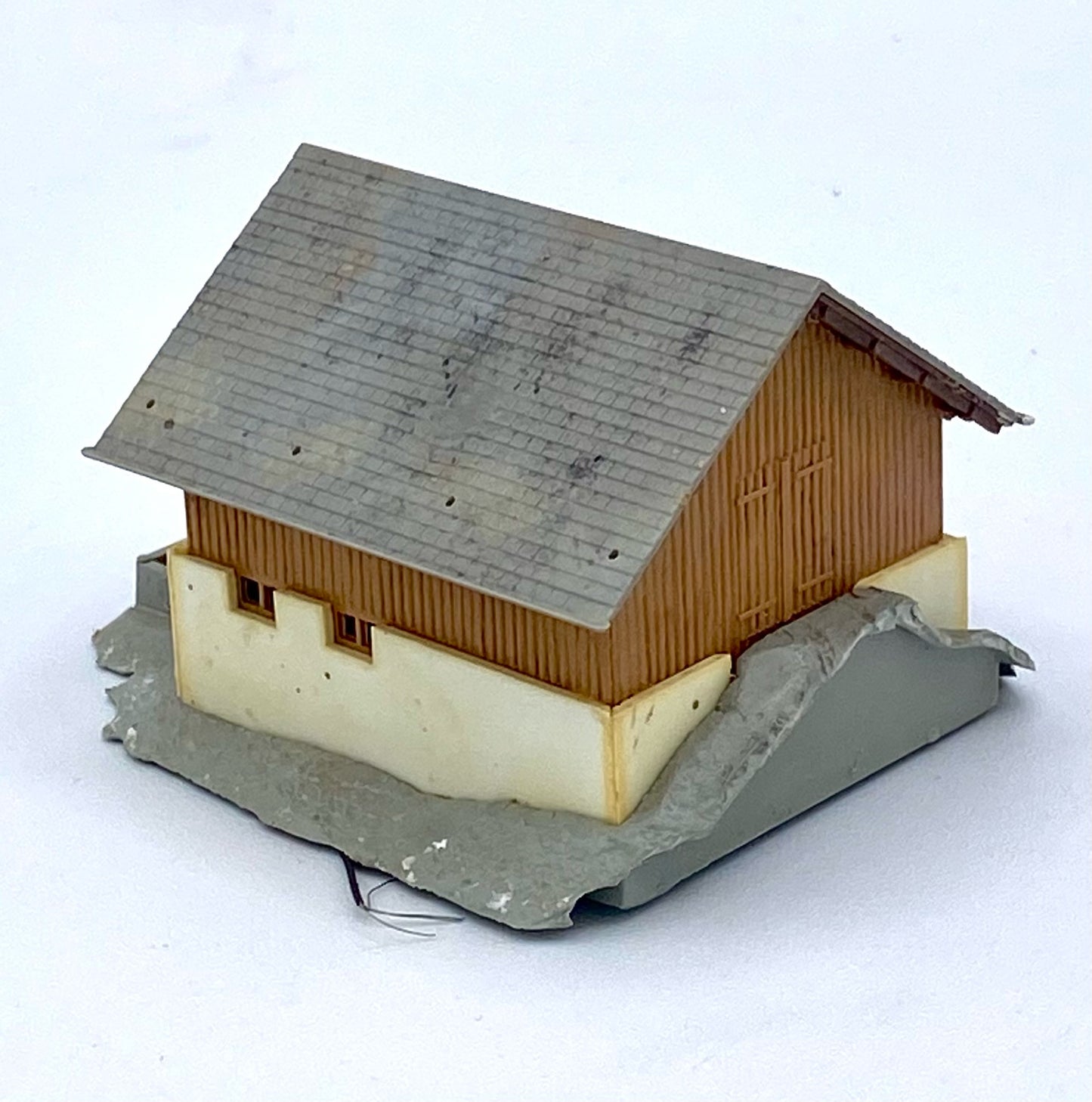 Kibri Z Scale 2-Story Apartments Custom Painted Swiss Style Chalet Building Full Assembled Lighted