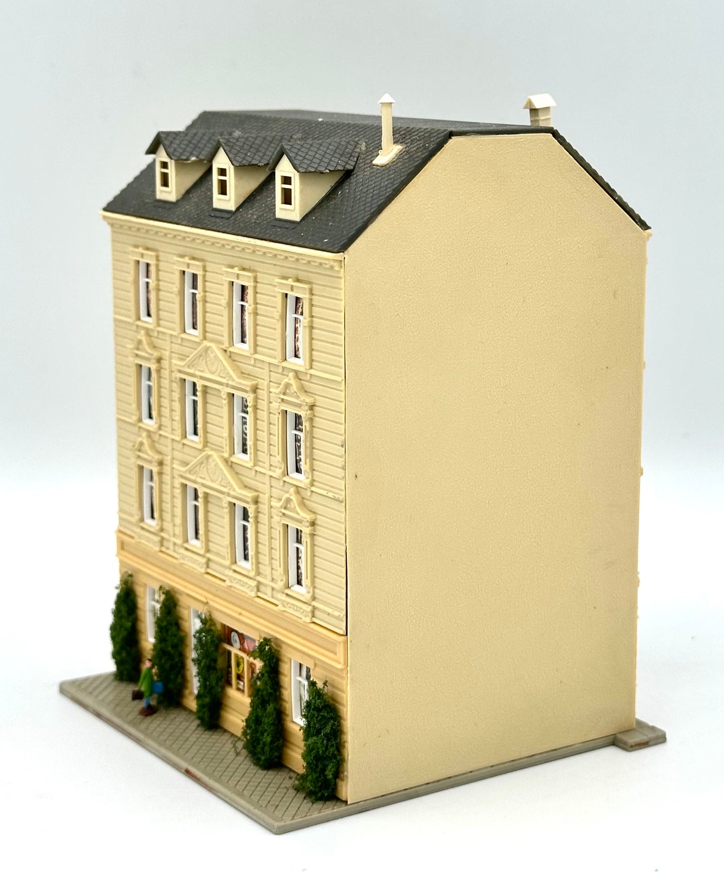 Pola N Scale Custom Painted 5-Story Apartment Building with Balconies