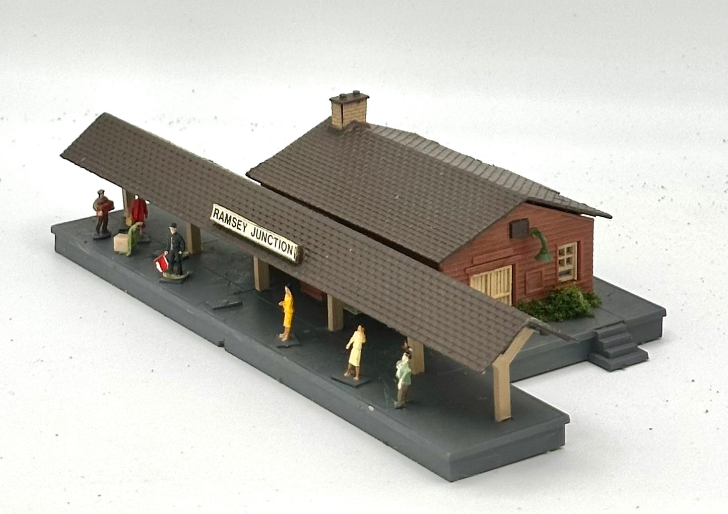 AHM N Scale 5899 "Ramsey Junction " Country Train Station, Fully Assembled.