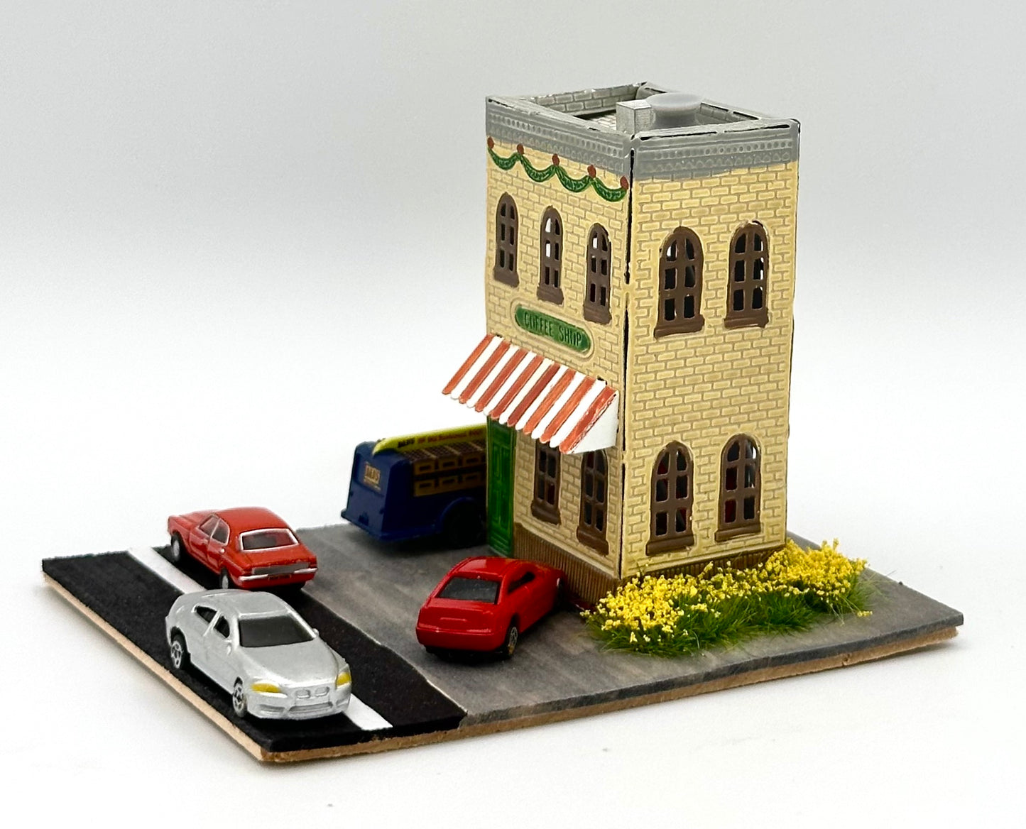 N Scale Custom Built/Painted "Coffee Shop" and Yard Fully Assembled New Diorama.