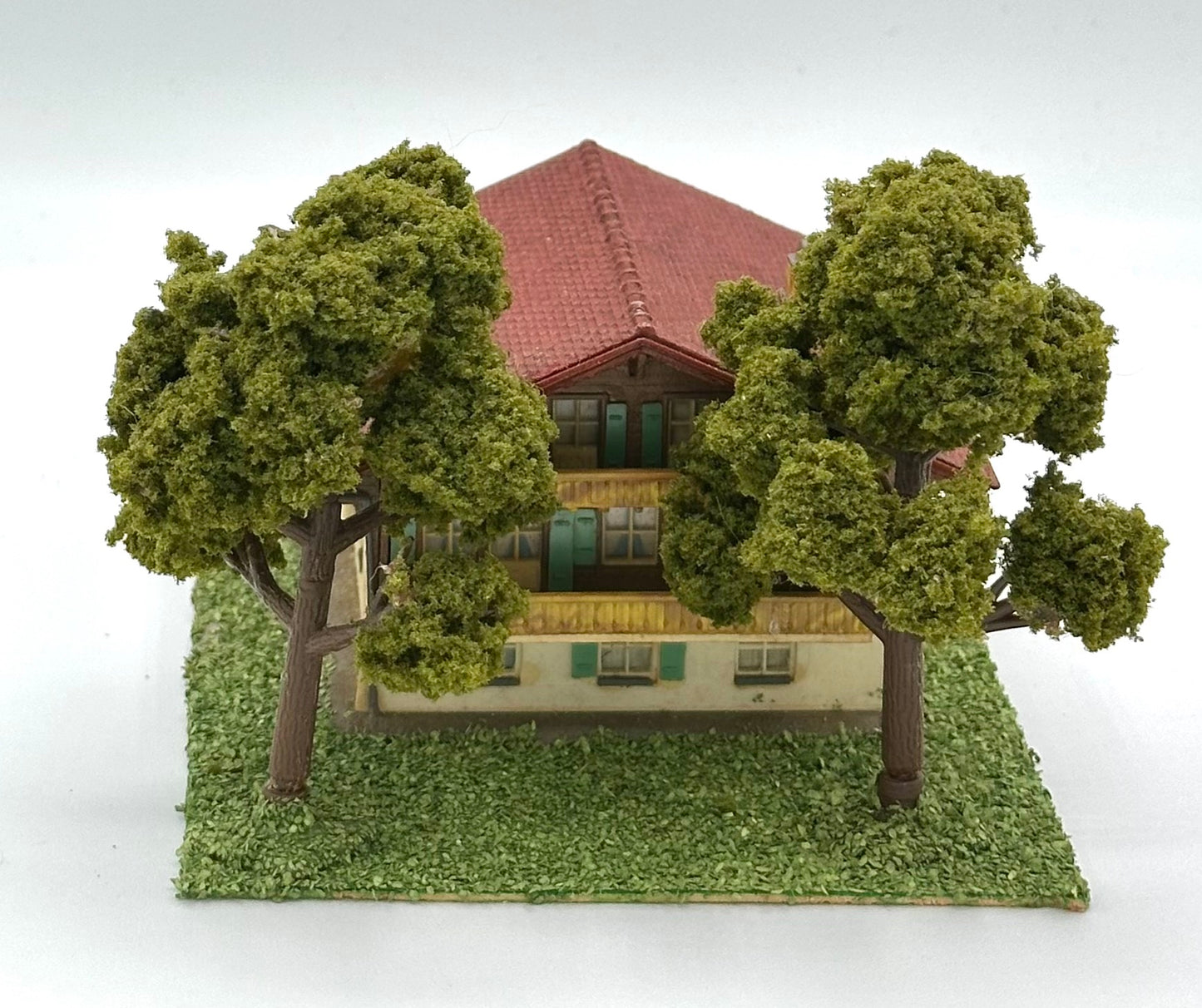 N Scale Modern Weathered 3-Story Chalet Style Family Home Fully assembled Lighted