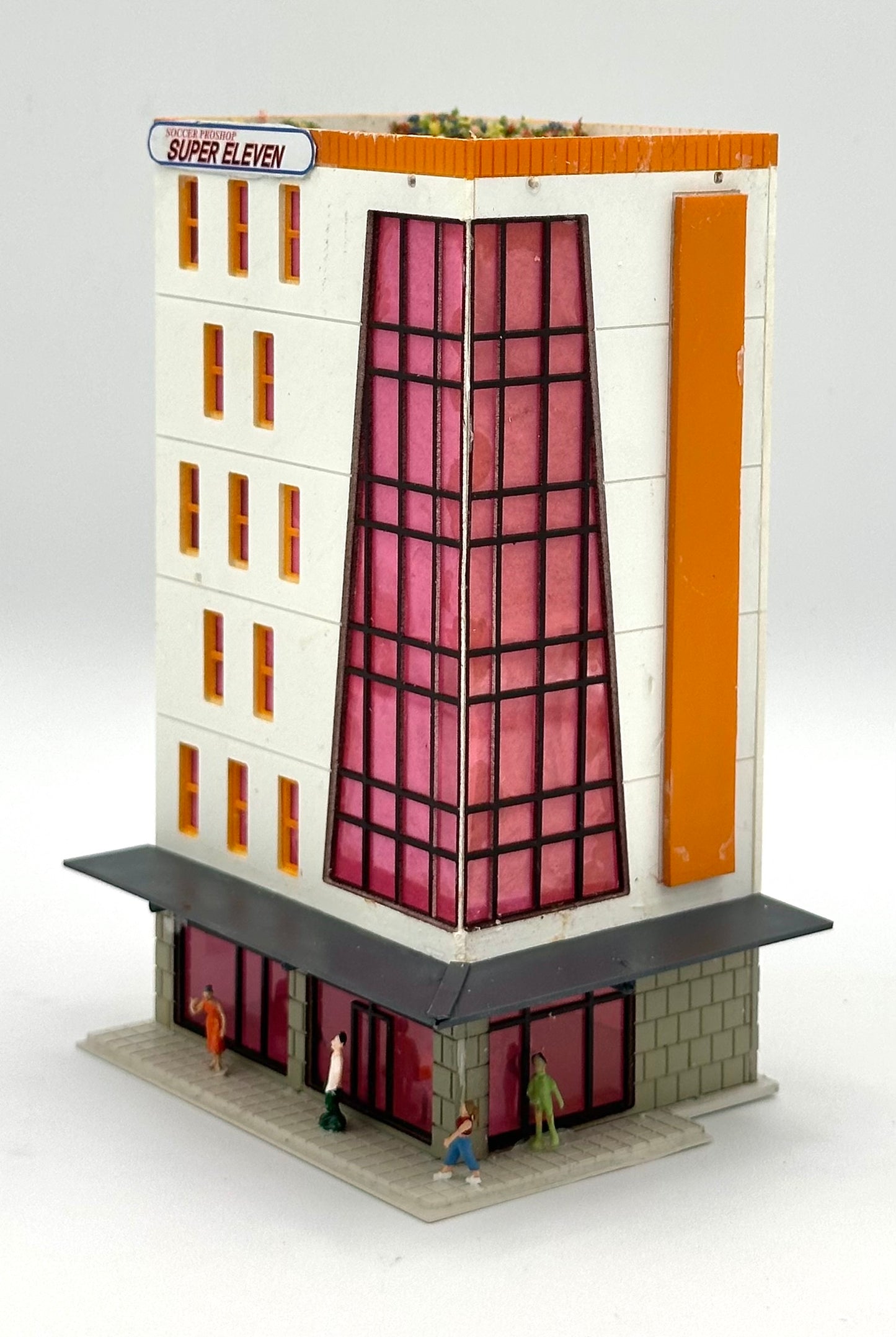Outlands Style N Scale Custom Built/Painted 6-Story "Seven Eleven" Street/Inside Figures