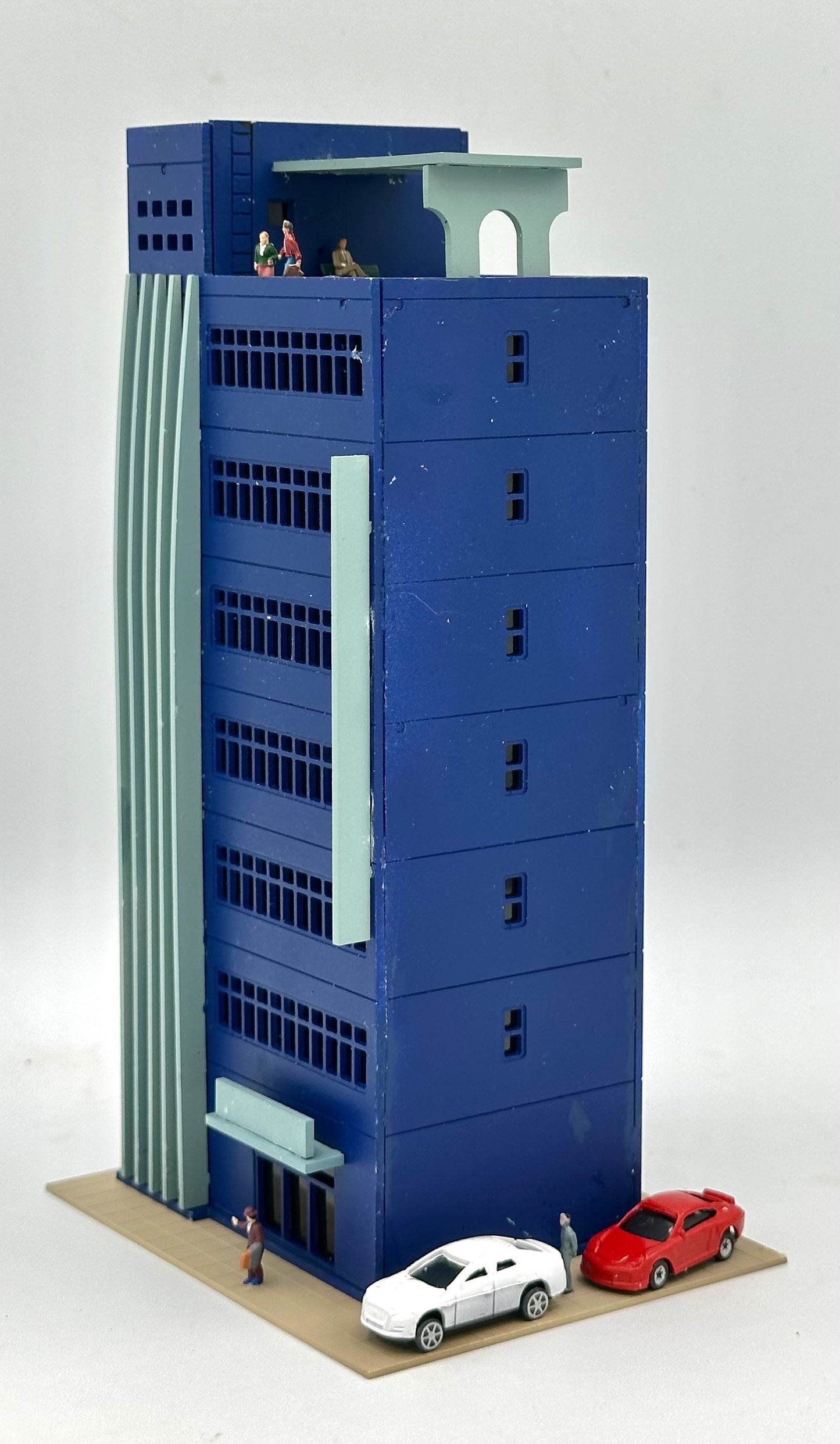 Outlands Style N Scale Custom Built/Painted 8-Story Apartment Building Street Figures/Vehicles