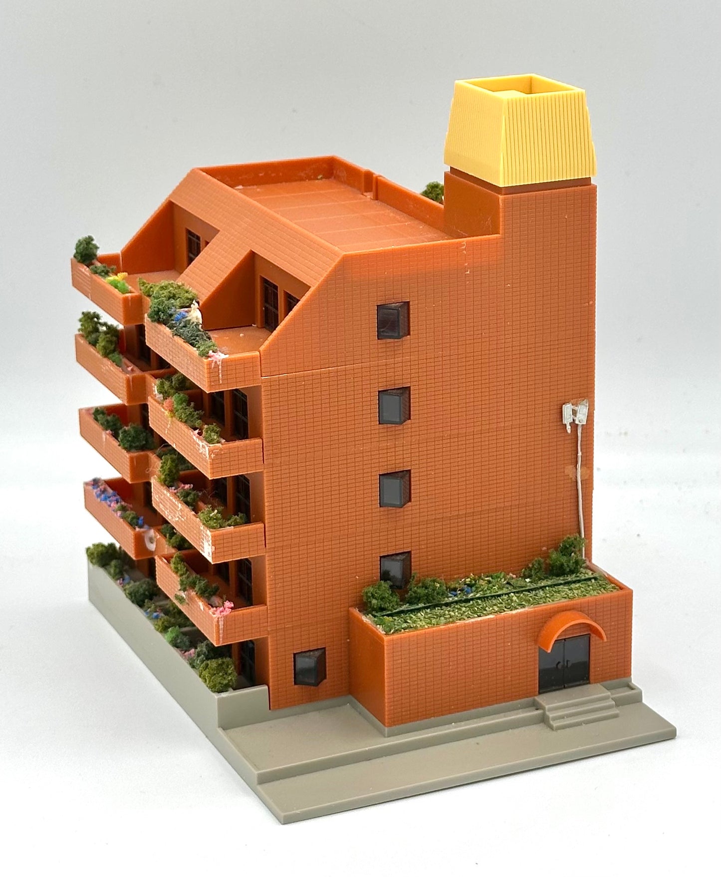 Tomix N Scale 5-Story Modern Apartment Block with Balconies