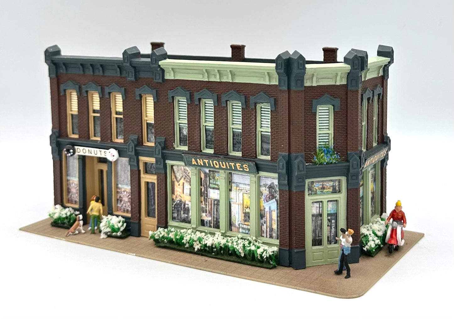 DPM 12100 HO Scale Fully Assembled Seymour Block " Donuts/Antiquites" Lighted