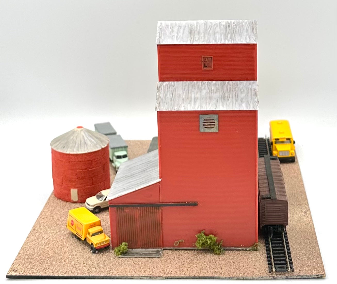 Walthers Cornerstone N Scale 933-3238 Trackside Grain Elevator Out Buildings /Vehicles.New Diorama