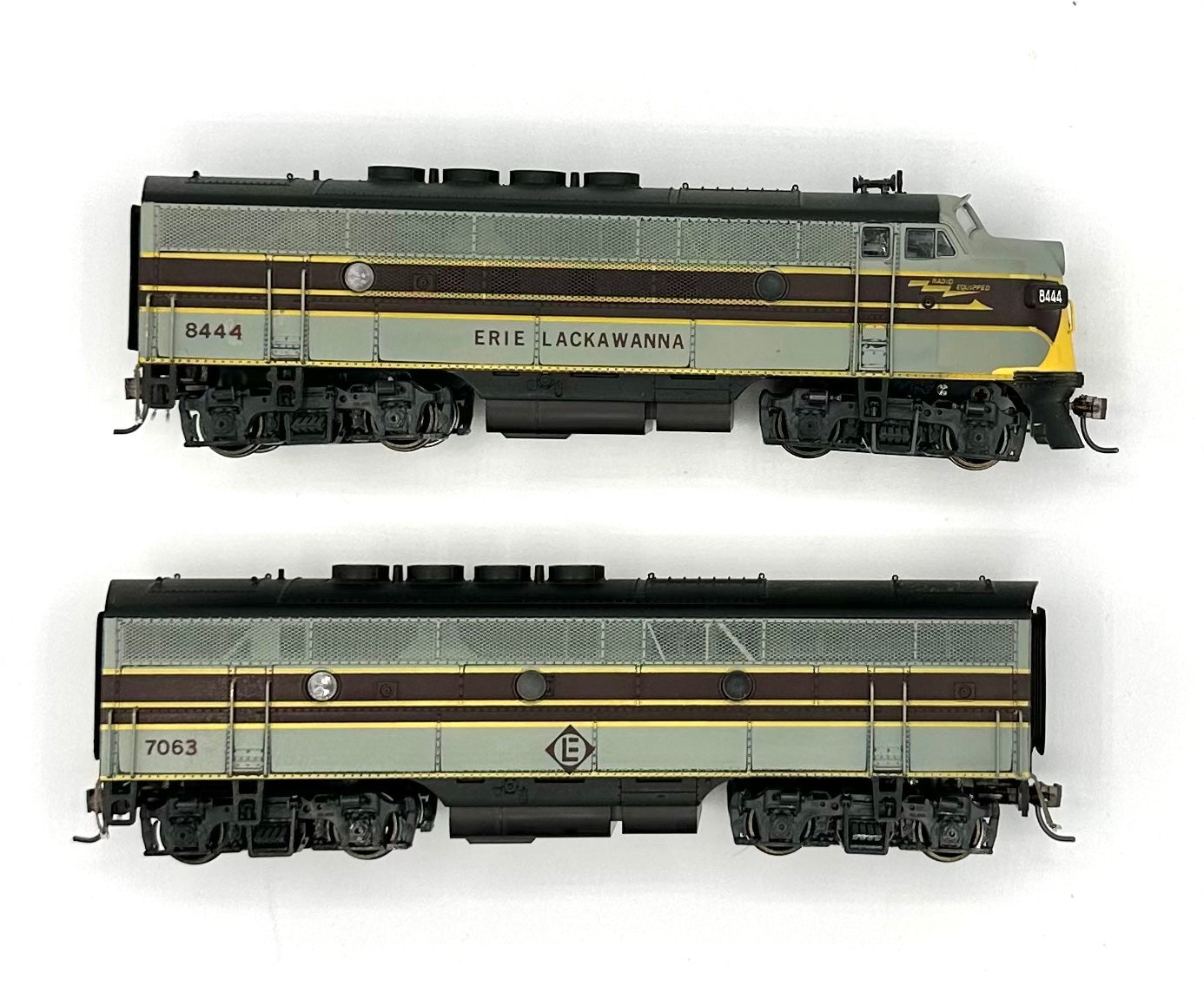 Kato HO Scale Erie Lackawanna F7 A&B BOTH POWERED DC Diesel Locomotive 8444,7063