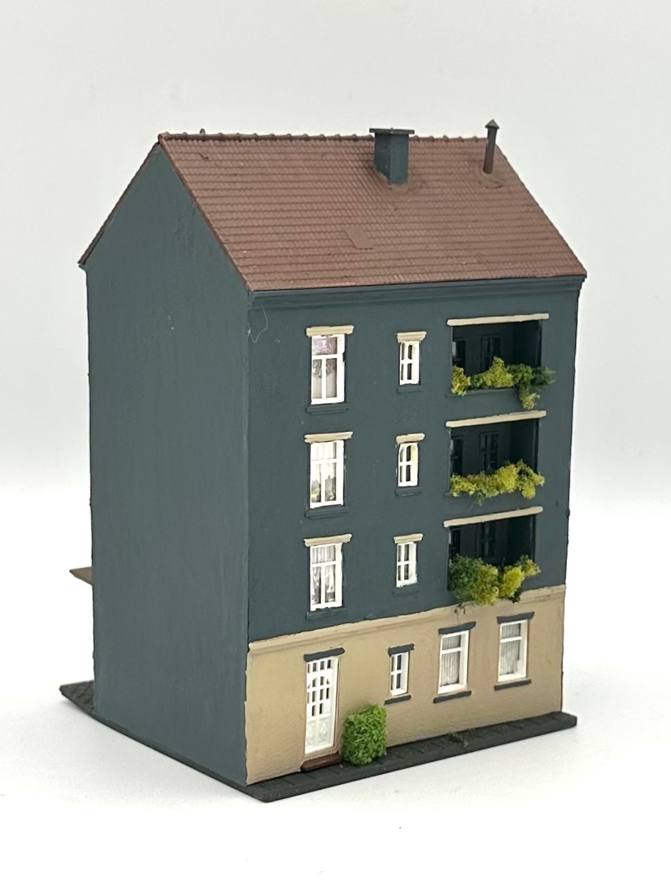 Pola N ScaleCustom Painted 5-Story Apartment Building/Apotheke