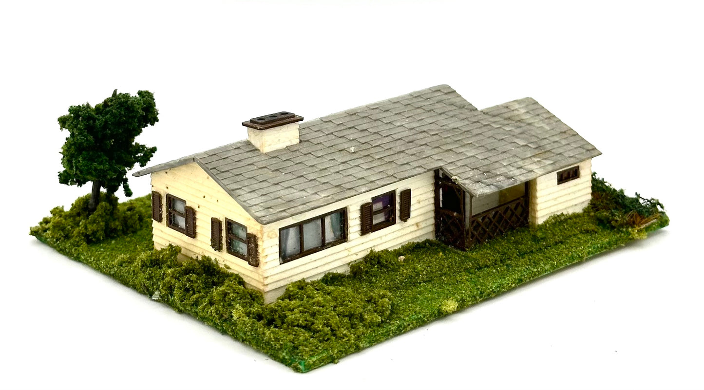 N Scale Single Story Ranch Style House Custom Painted Landscaped Yard Lighted