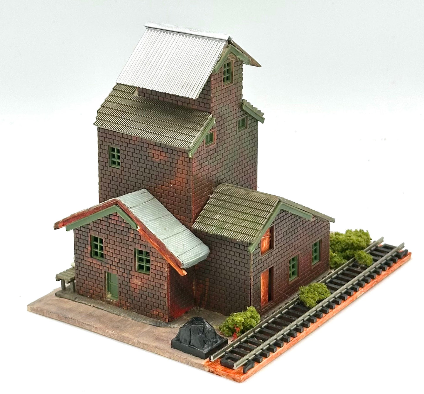 N Scale Custom Built/Painted Weathered Trackside Grain ElevatorDiorama.