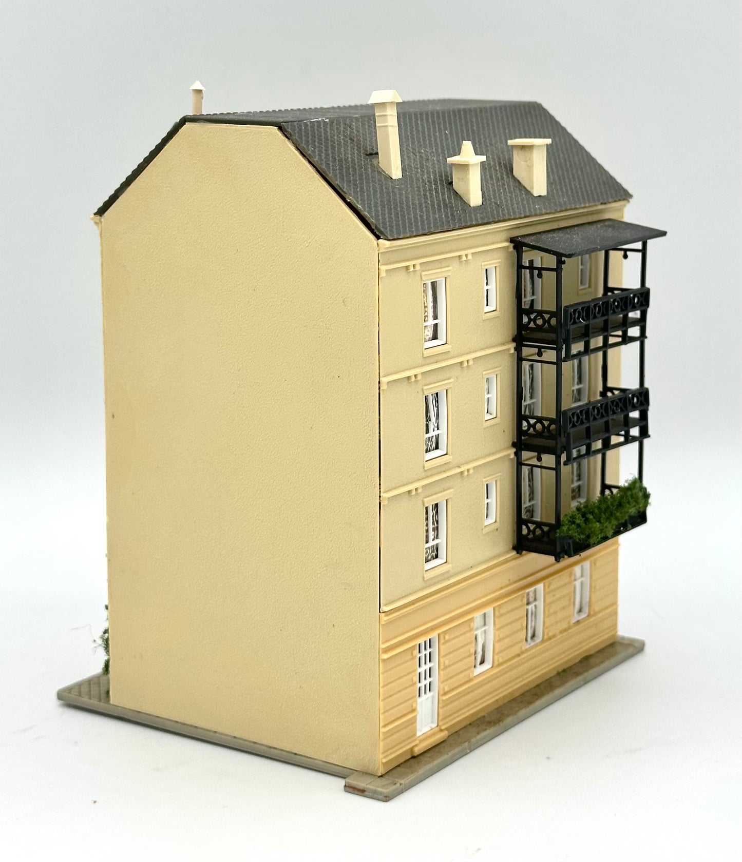 Pola N Scale Custom Painted 5-Story Apartment Building with Balconies