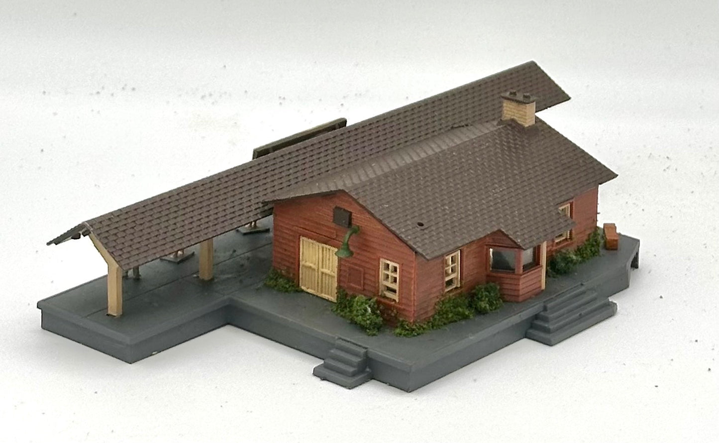 AHM N Scale 5899 "Ramsey Junction " Country Train Station, Fully Assembled.