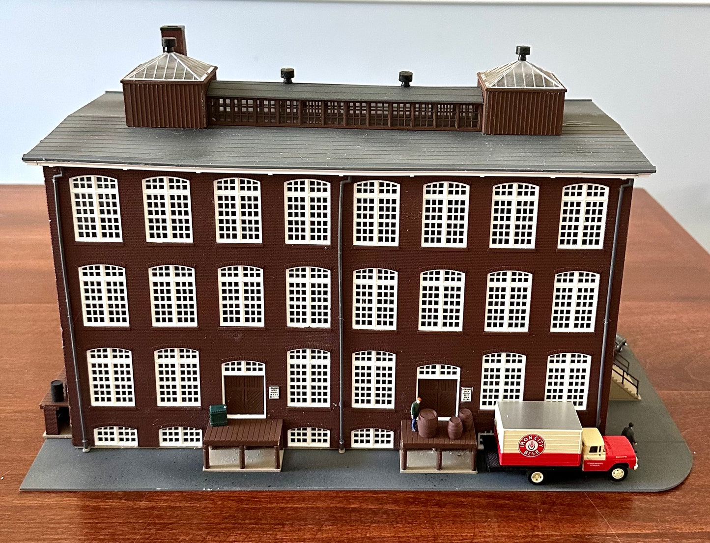 Walthers Cornerstone 933-306 HO Scale Front St. Warehouse Custom Painted Fully Assembled Diorama