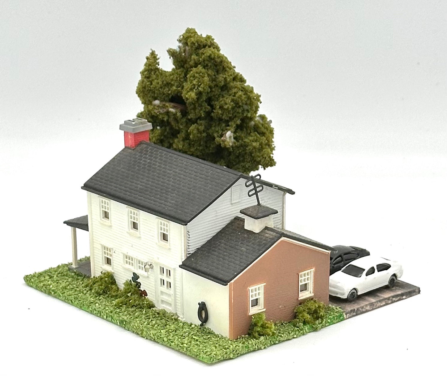 N Scale Modern Custom Painted Family Detached Home Fully Assembled Lighted