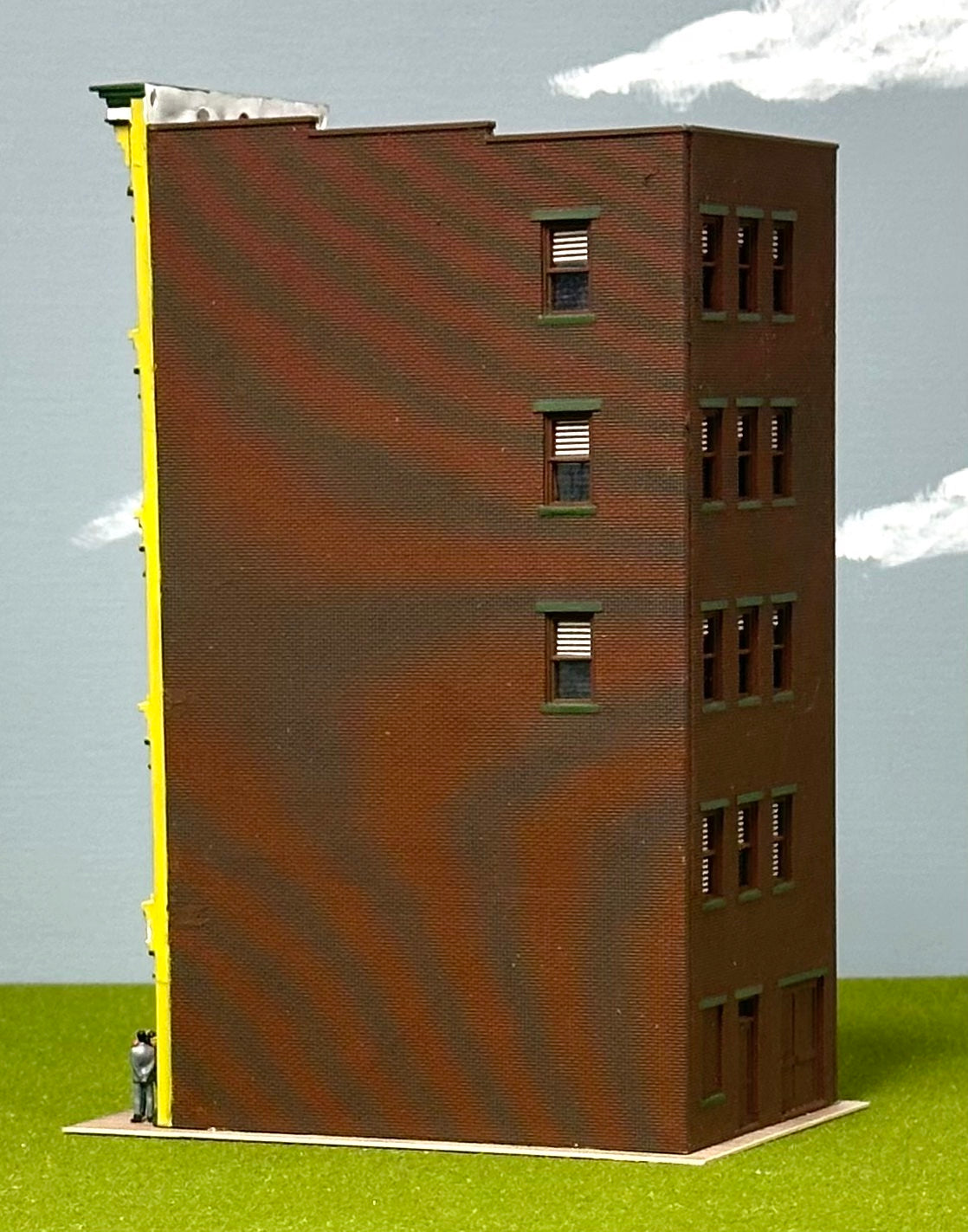 City Classics HO Scale Custom Painted 5-Story Art Deco " Office Block" Street Figures Lighted