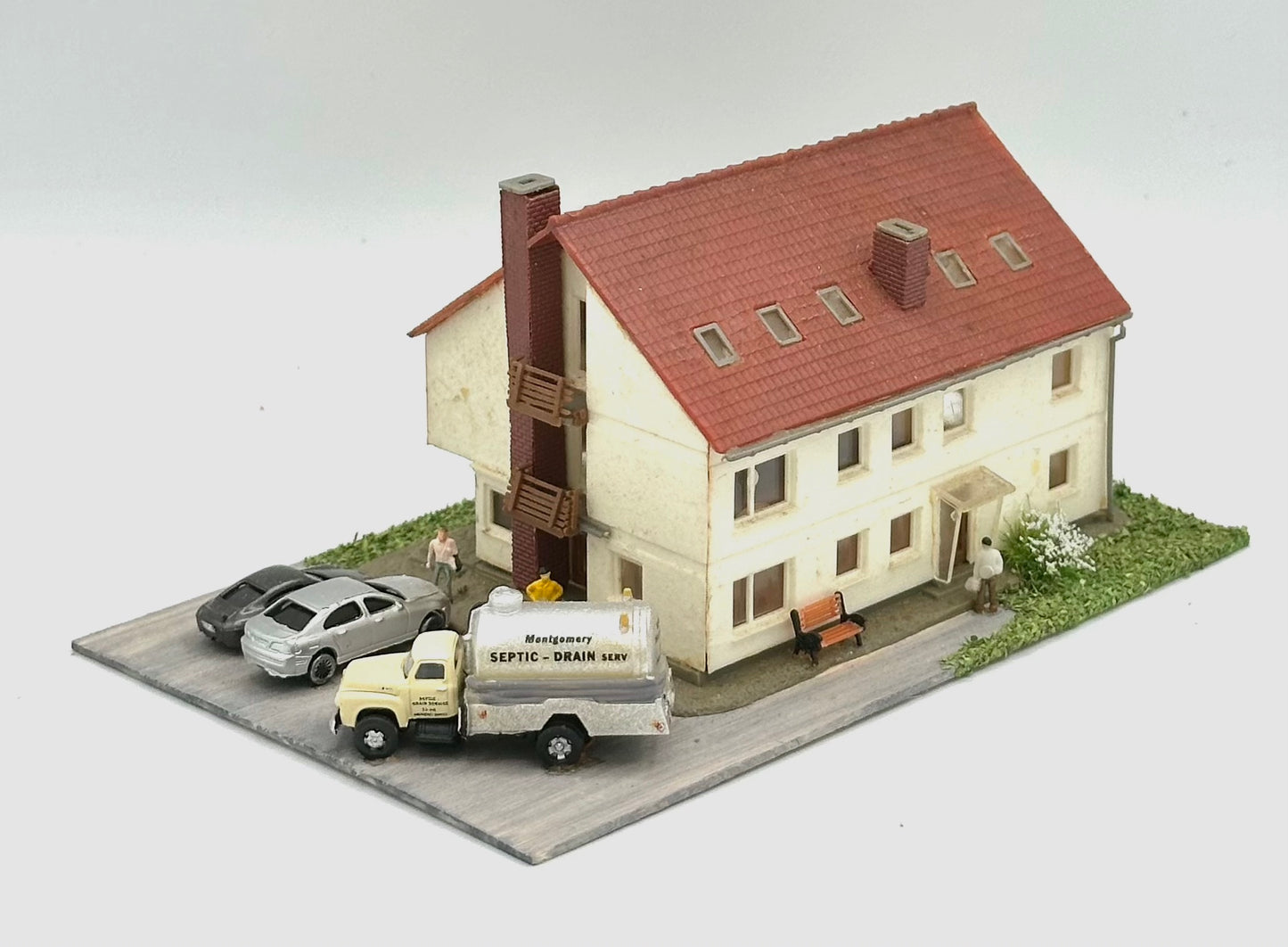 N Scale Modern Weathered 3-Story Apartment Building Fully assembled