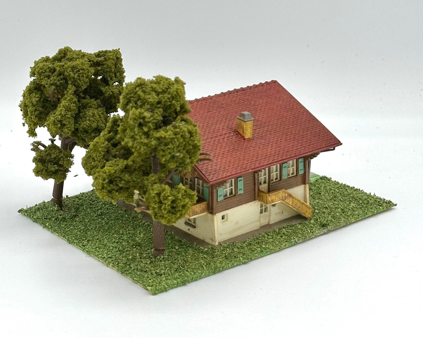 N Scale Modern Weathered 3-Story Chalet Style Family Home Fully assembled Lighted