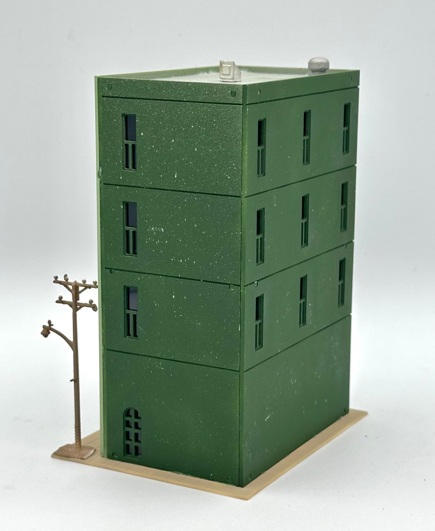 Outlands Style N Scale Custom Built/Painted 4-Story Tower Block + Vehicle/Street Figures