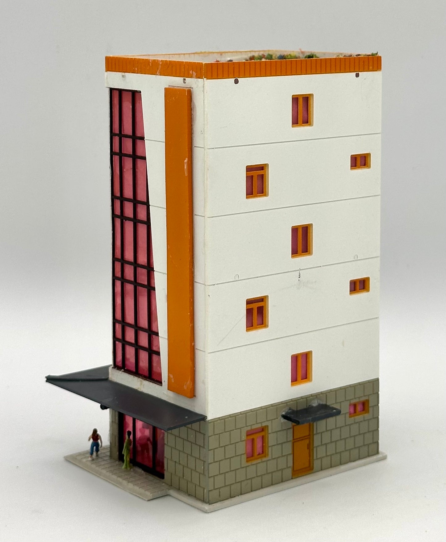 Outlands Style N Scale Custom Built/Painted 6-Story "Seven Eleven" Street/Inside Figures