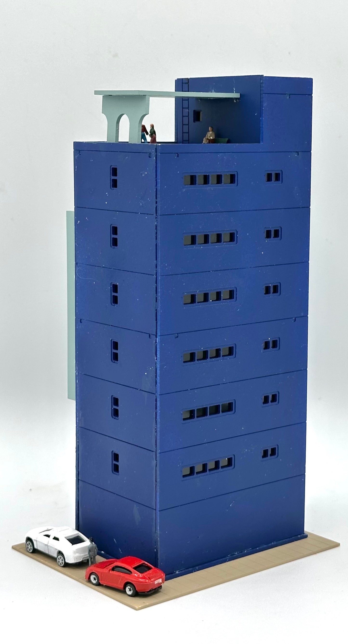 Outlands Style N Scale Custom Built/Painted 8-Story Apartment Building Street Figures/Vehicles