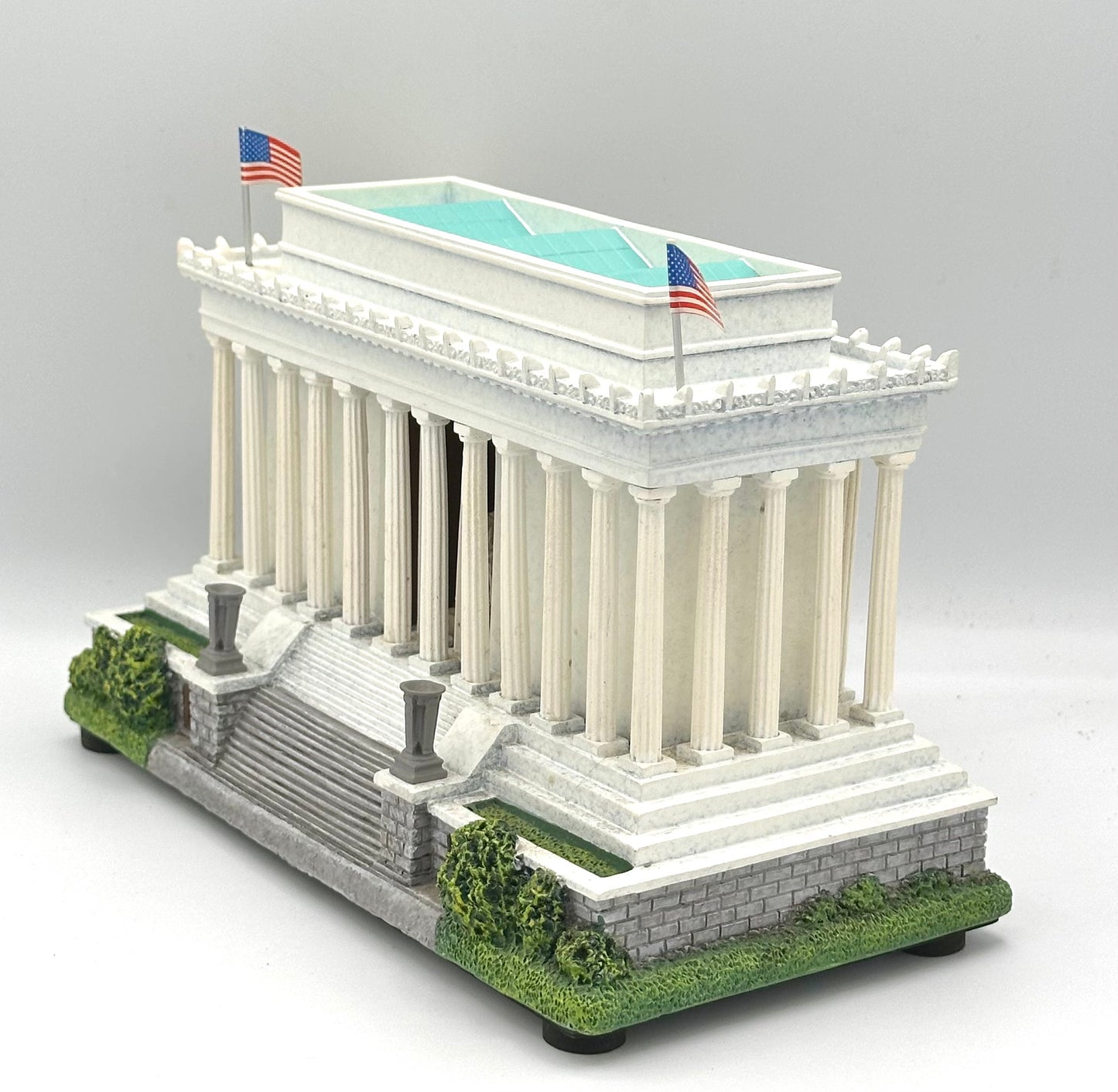 The Bradford Exchange ByHawthorne Village, "Lincoln Memorial Masterpiece" #0586 Lighted Display.