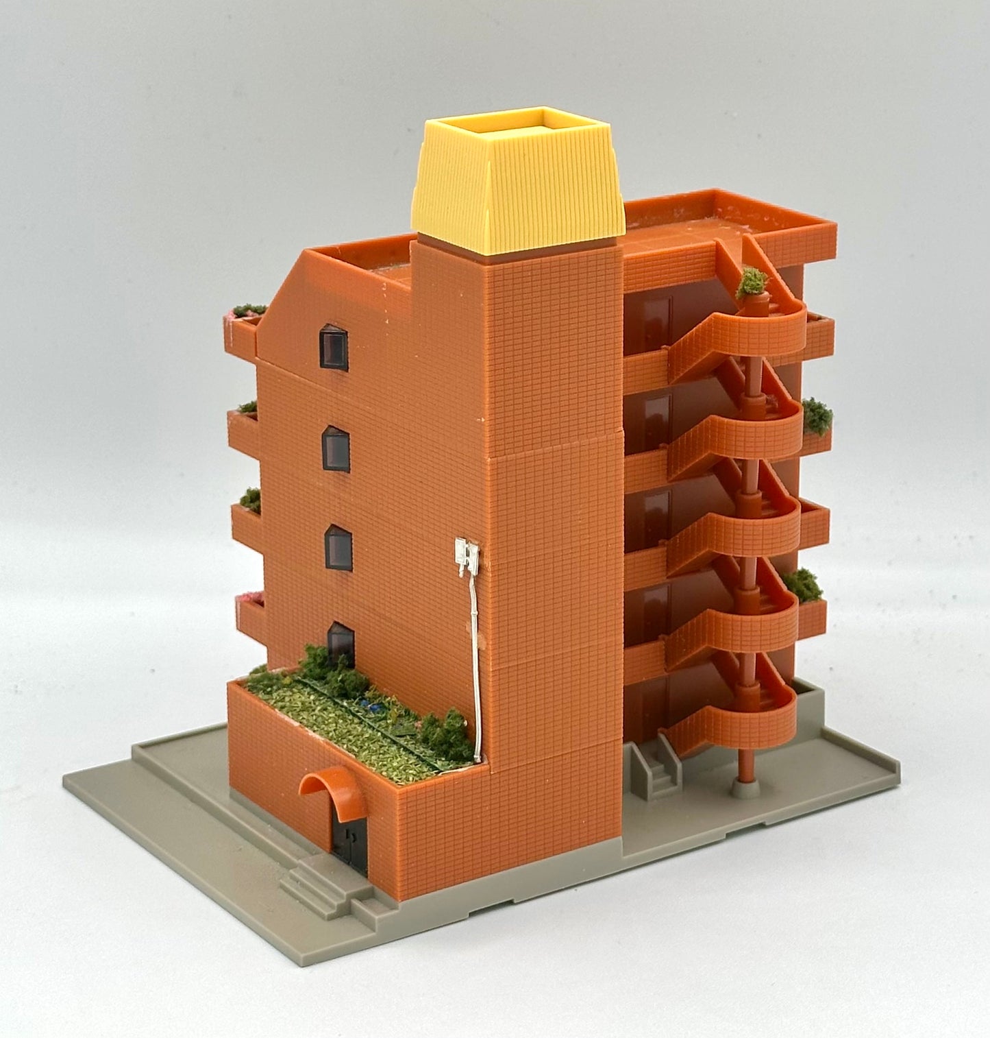 Tomix N Scale 5-Story Modern Apartment Block with Balconies