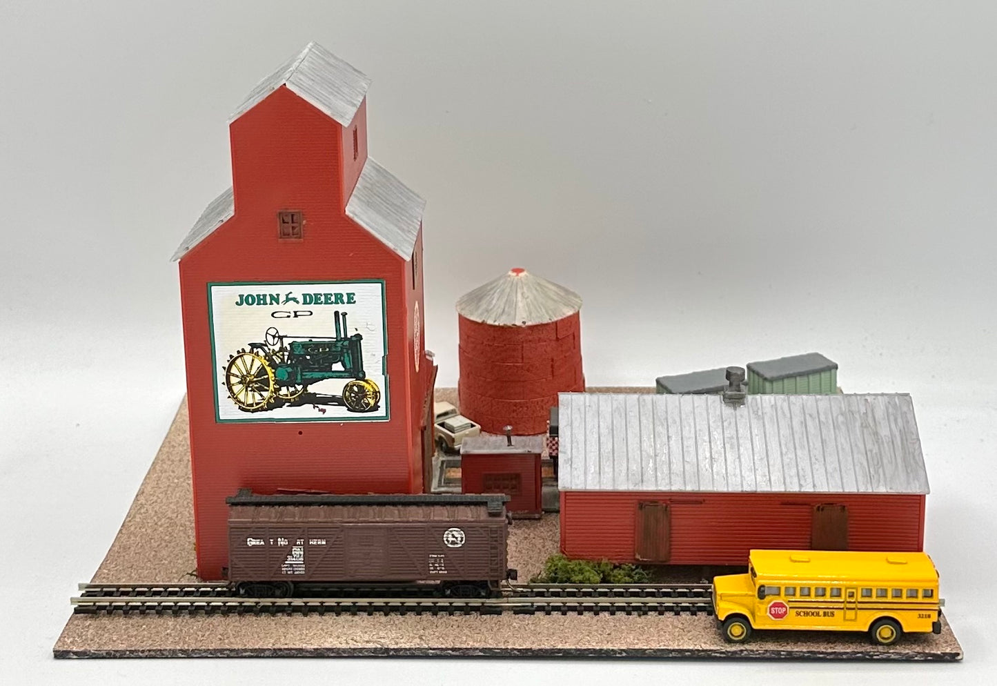 Walthers Cornerstone N Scale 933-3238 Trackside Grain Elevator Out Buildings /Vehicles.New Diorama