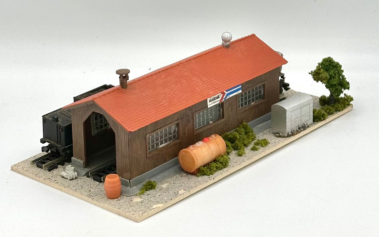N Scale Custom Built Locomotive Maintenance Shed + Dummy Engine/Tender Diorama.