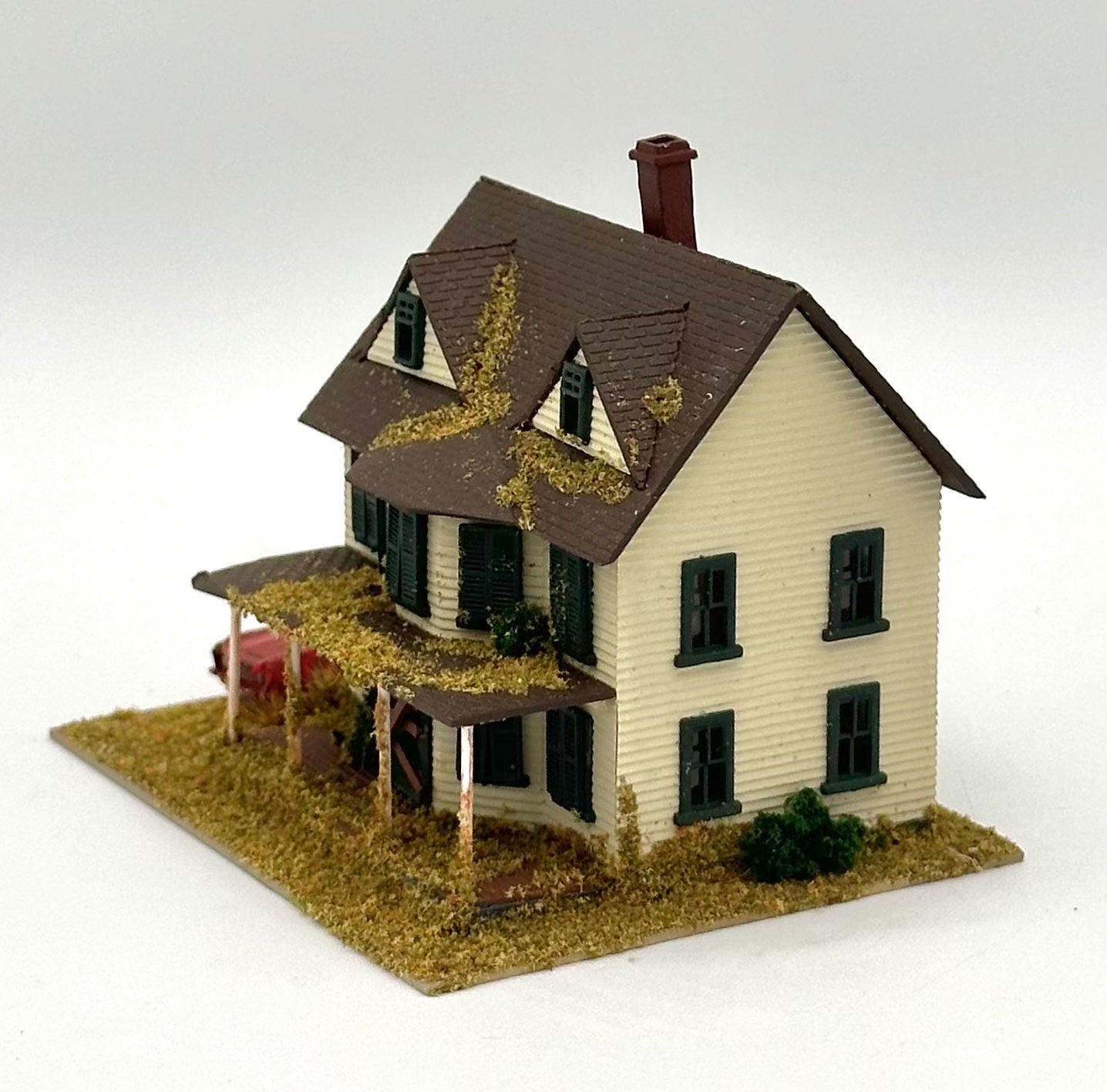 N Scale Custom Painted/Weathered Abandoned House + Car , Landscaped Diorama