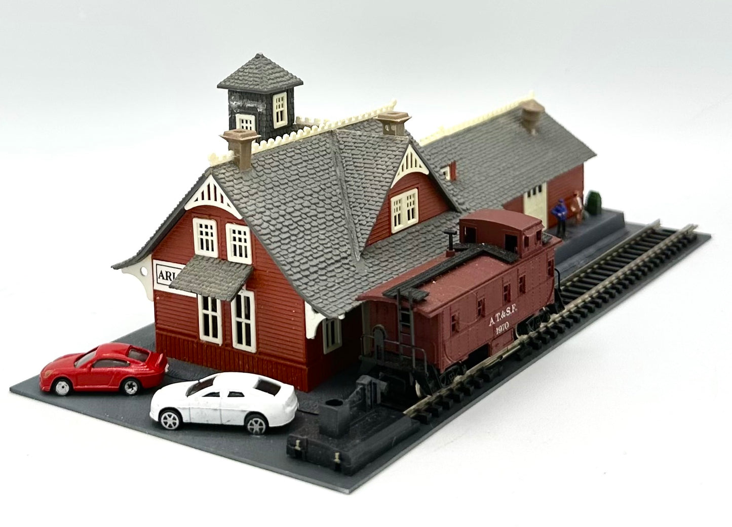 Model Power 1501 N Scale Custom 3-Story Red AELEE R.R, Station Diorama