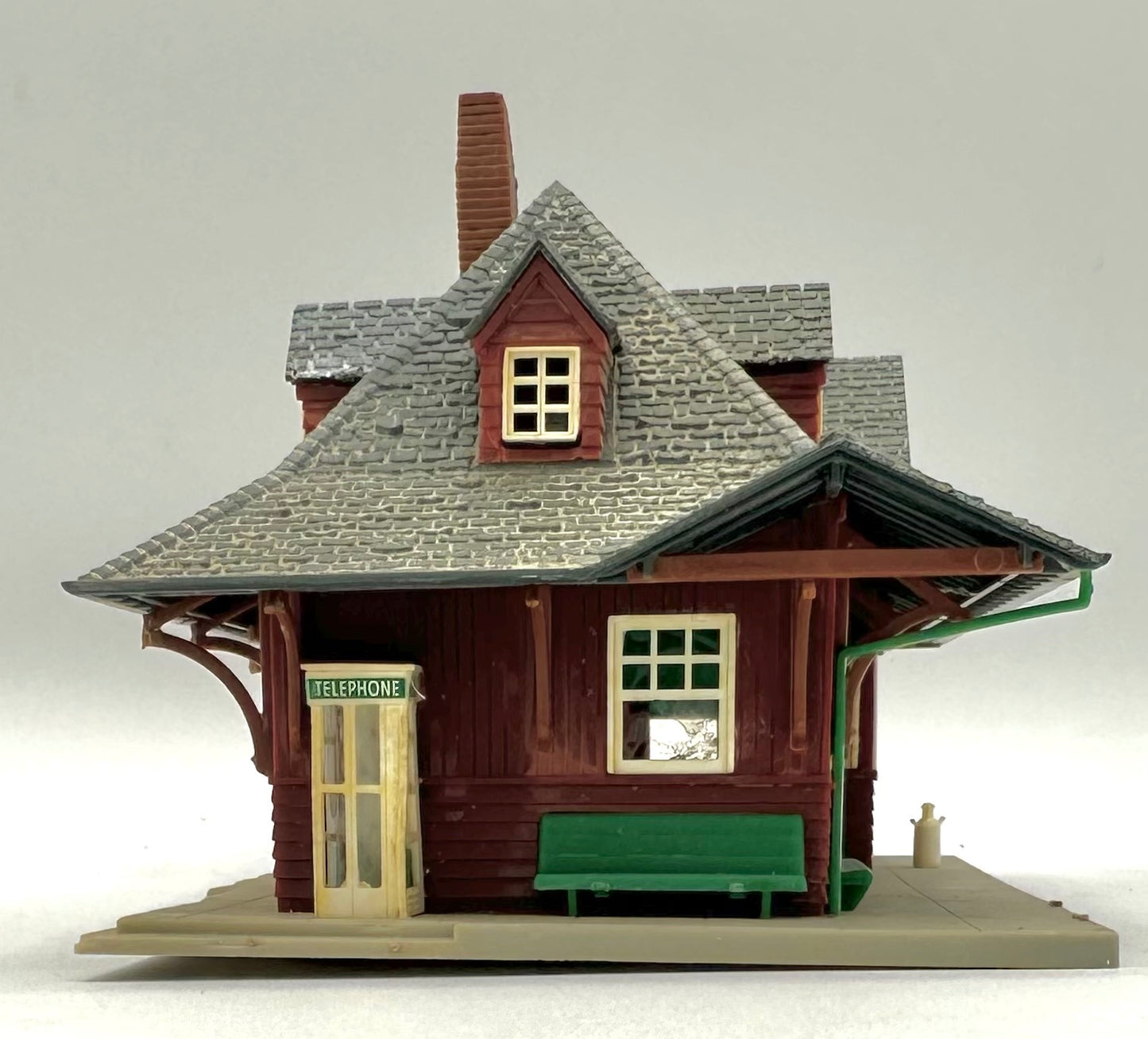 Atlas HO Scale 706 Hillside Passenger Station Fully Assembled
