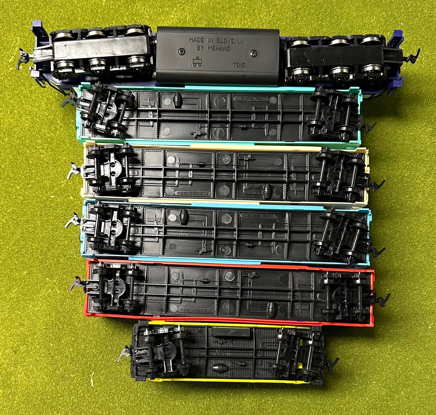 MeHano HO Elvis Presley Diesel Locomotive, 4 Freight cars+Caboose