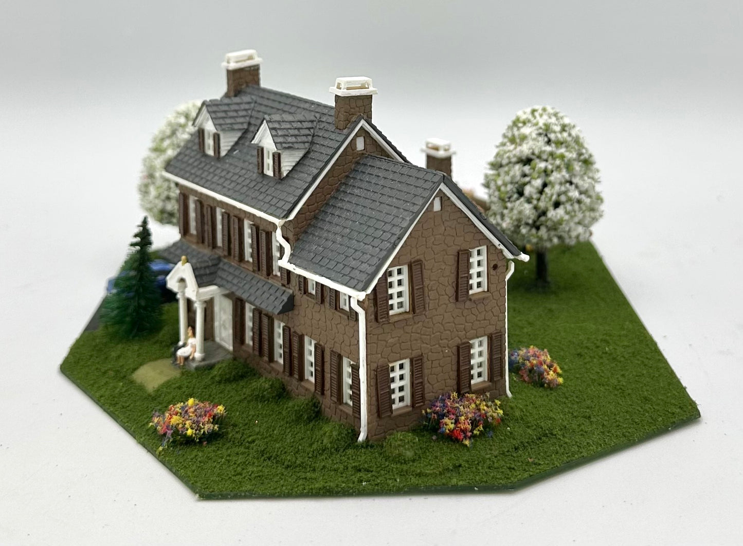 Model Power Country House Landscaped Yard + Swimming Pool Lighted Diorama
