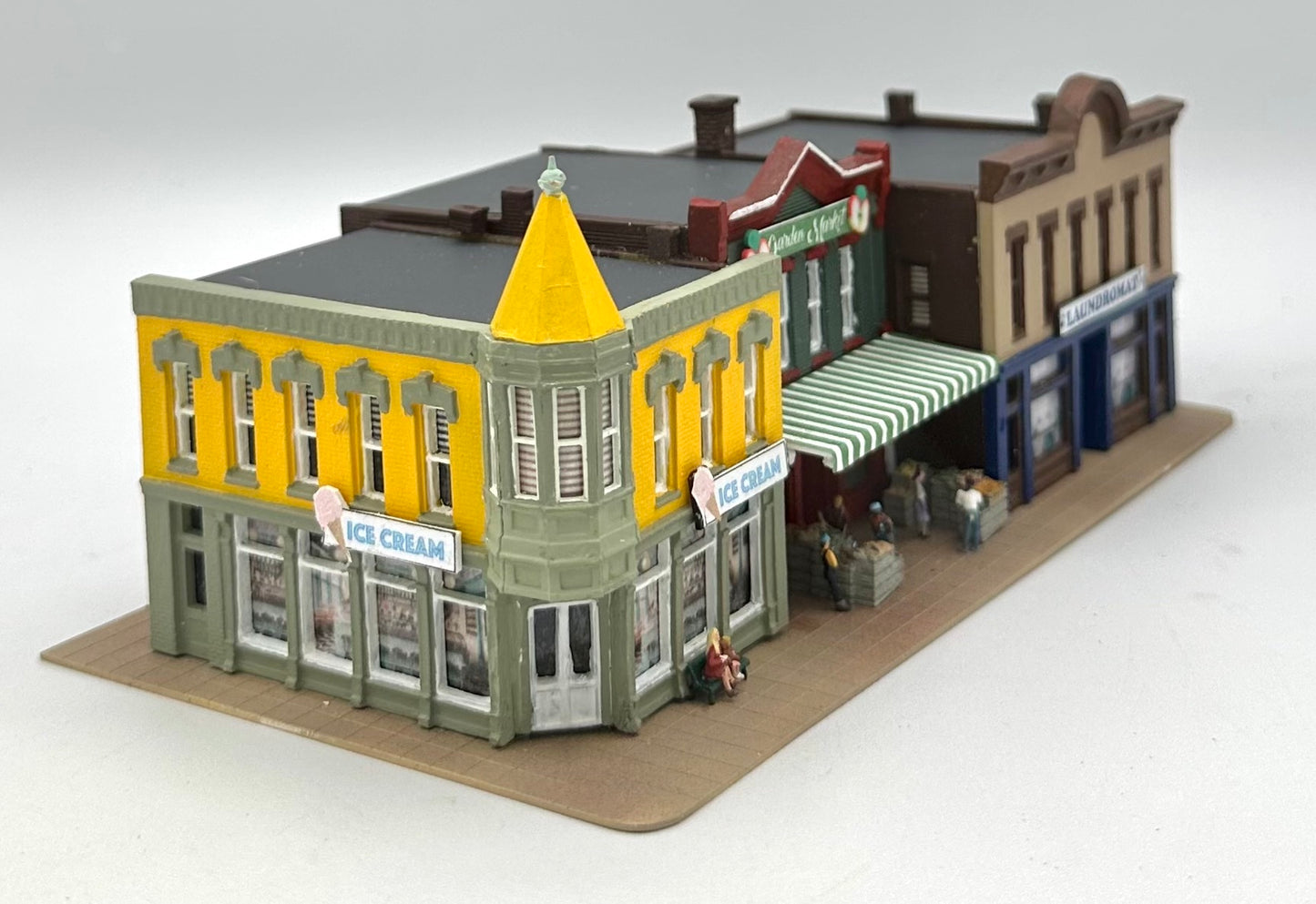 DPM N Scale,Row of 3 Shops individually LED lighted,Custom-painted Street Figures