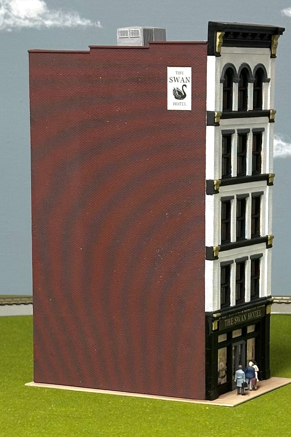 City Classics HO Scale Custom Painted 5-Story Art Deco Building "The Swan Hotel" Street Figures Lighted