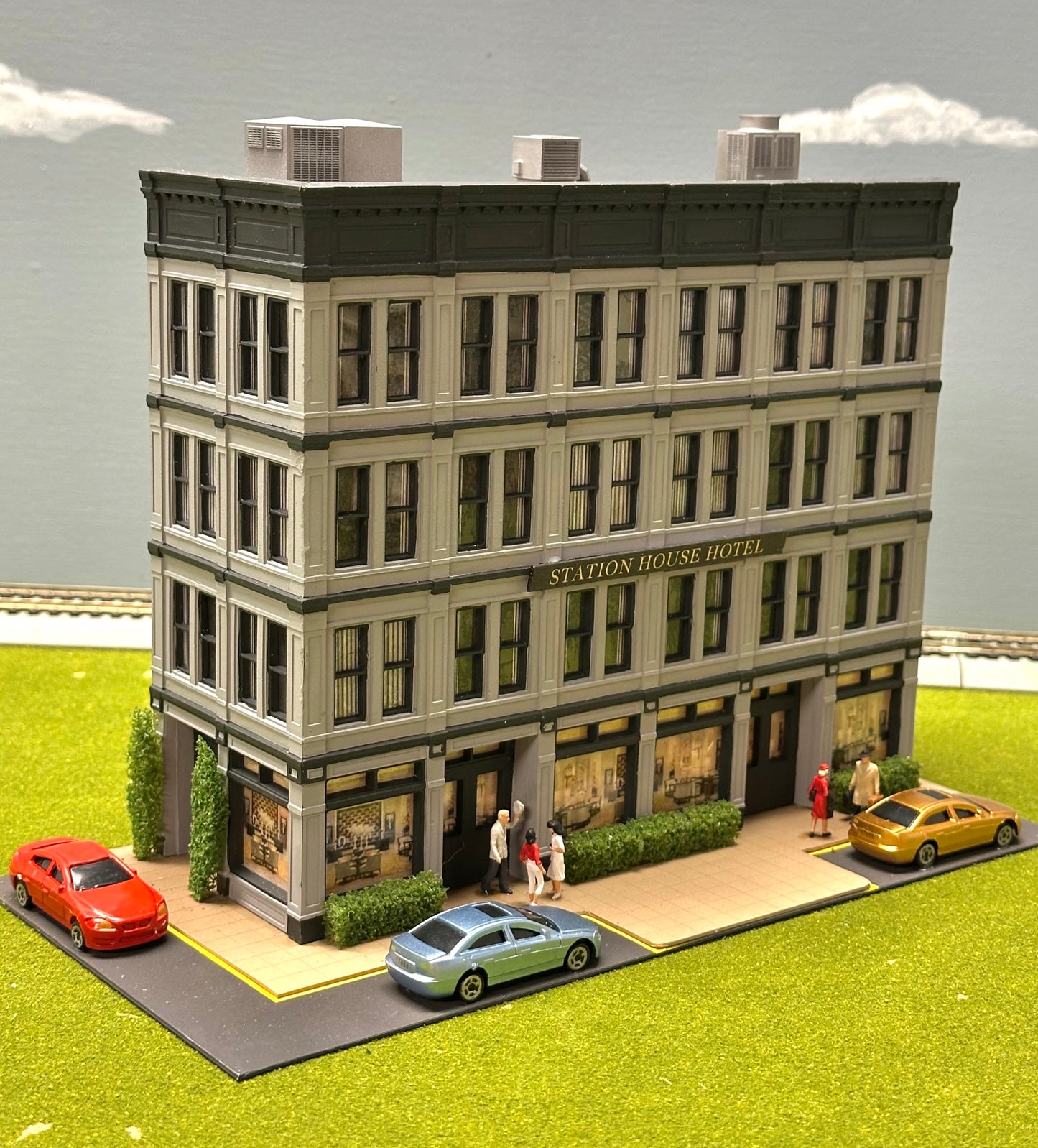 DPM #119 HO Scale "The Station House Hotel" Fully Assembled,+Figures and Vehicles