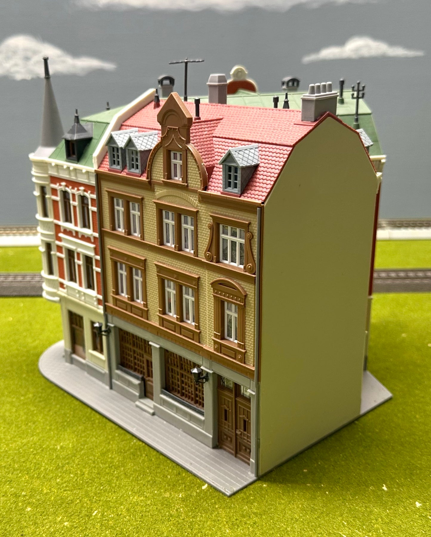 Kibri 38294 HO Scale Corner Terrace House and Shops, Fully Assembled