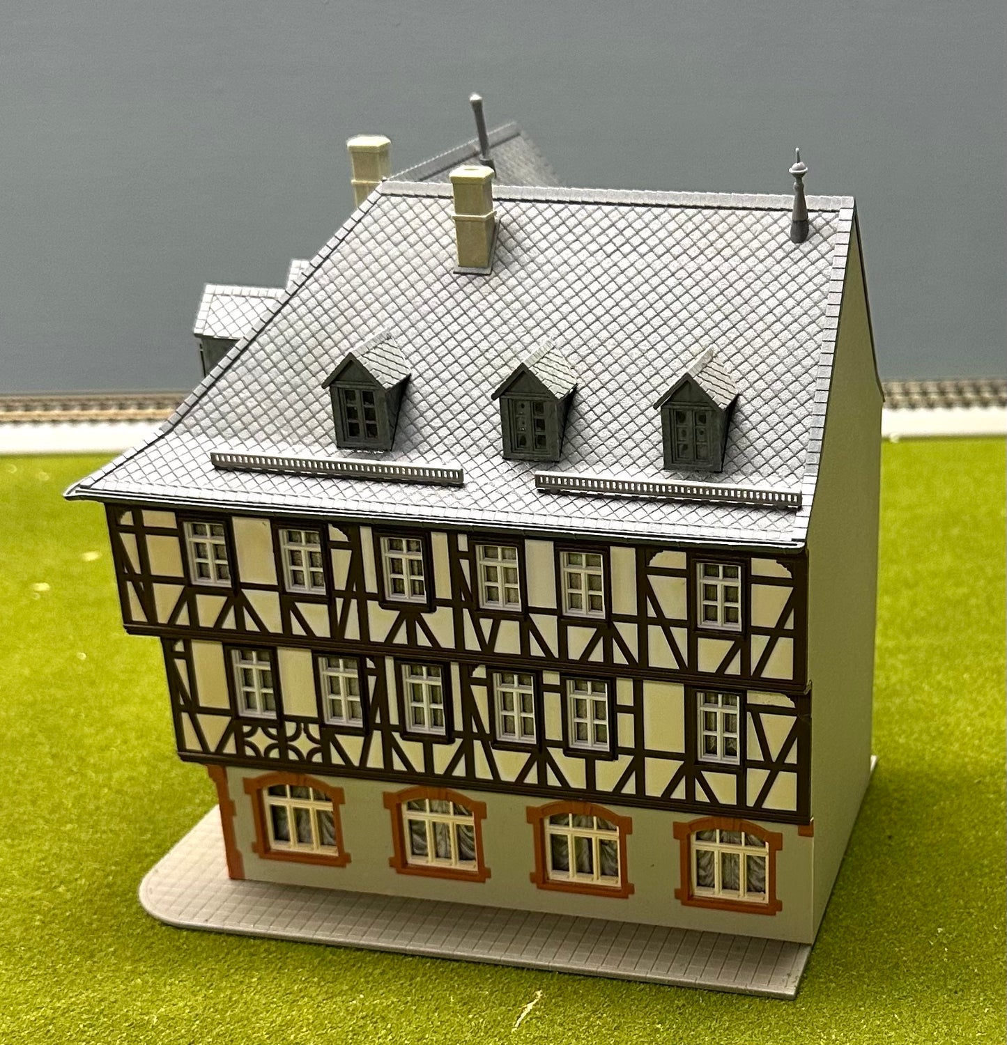 Kibri 38904 HO Scale Miltenberg Half Timber Framed Corner House Fully Assembled