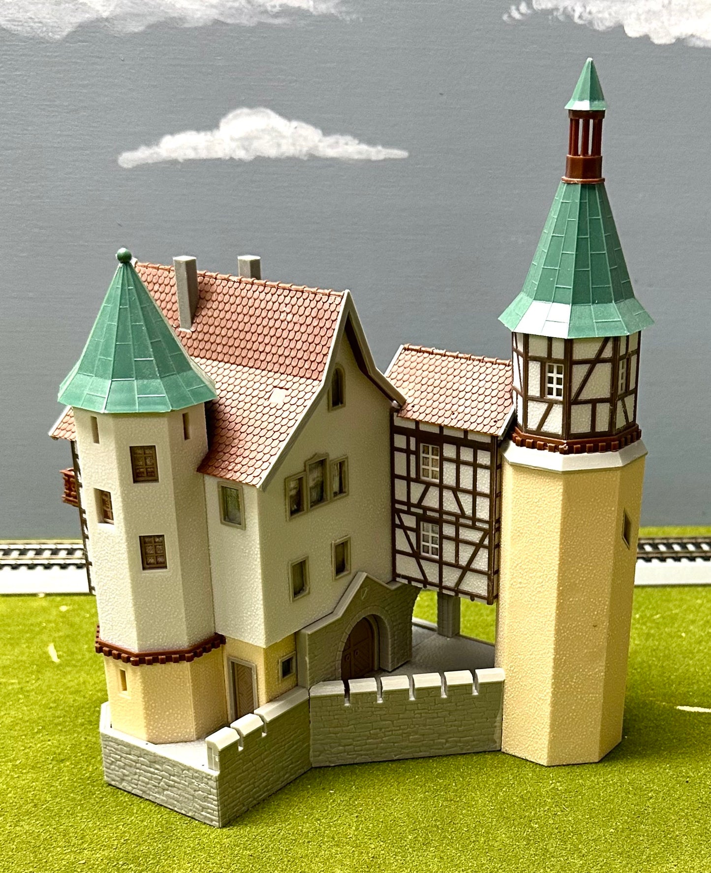 Faller HO Scale F130385 Falkeneck Hunter's Lodge building Fully Assembled