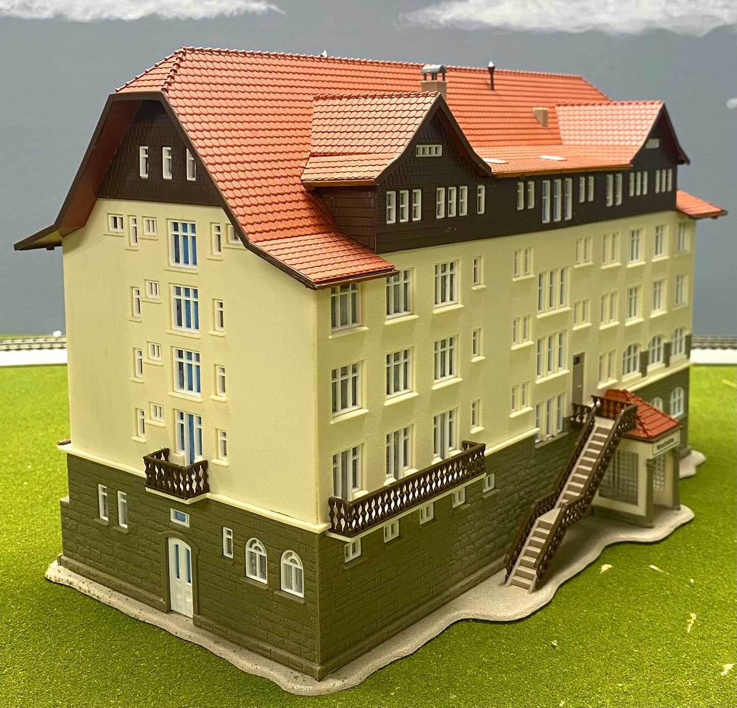 Vollmer 3790 HO Scale Black Forest Clinic Germany Fully Assembled