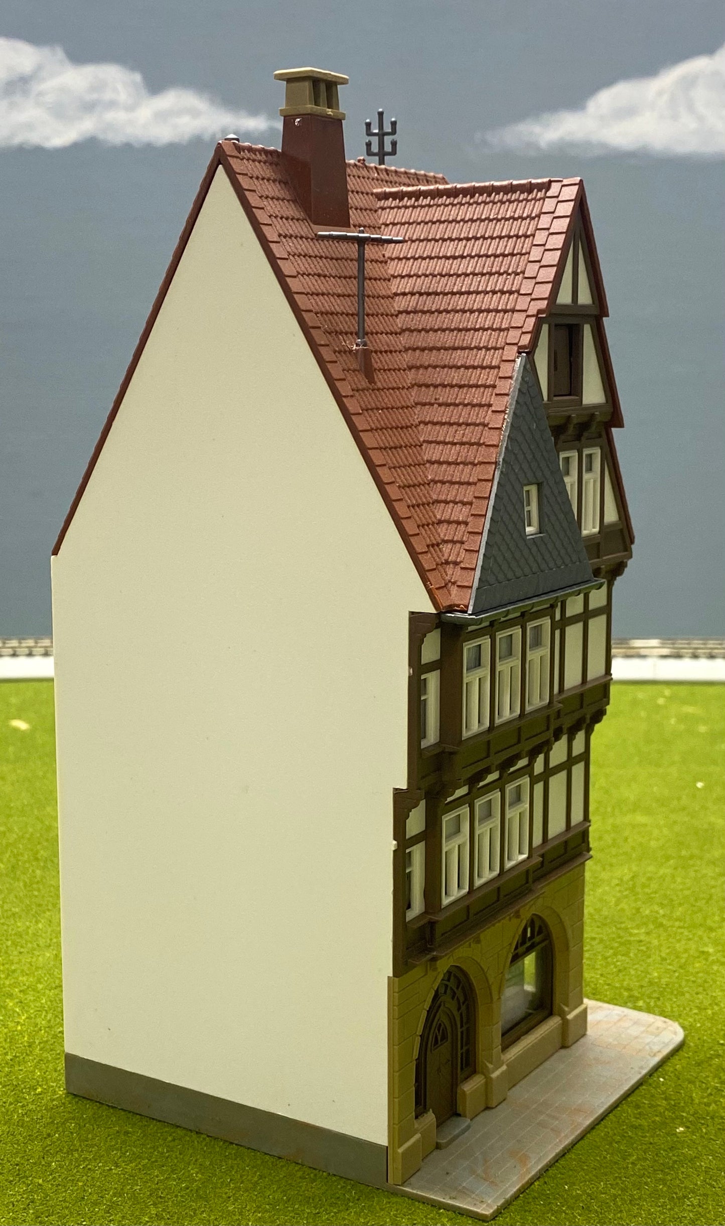 Kibri HO Scale 38450 Half Timber Framed Town House building Fully Assembled