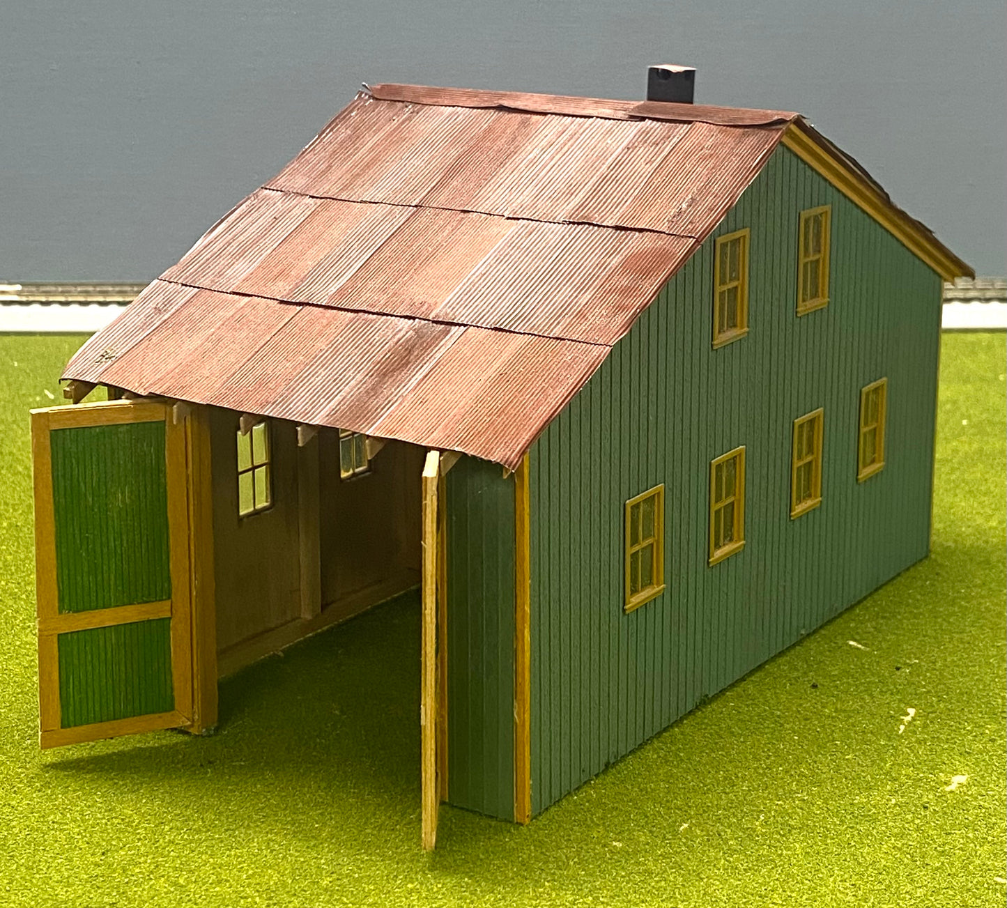 HO Scale Wood/Card Custom Built Painted/Weathered Large 2-Story Barn Metal Roof Fully Assembled