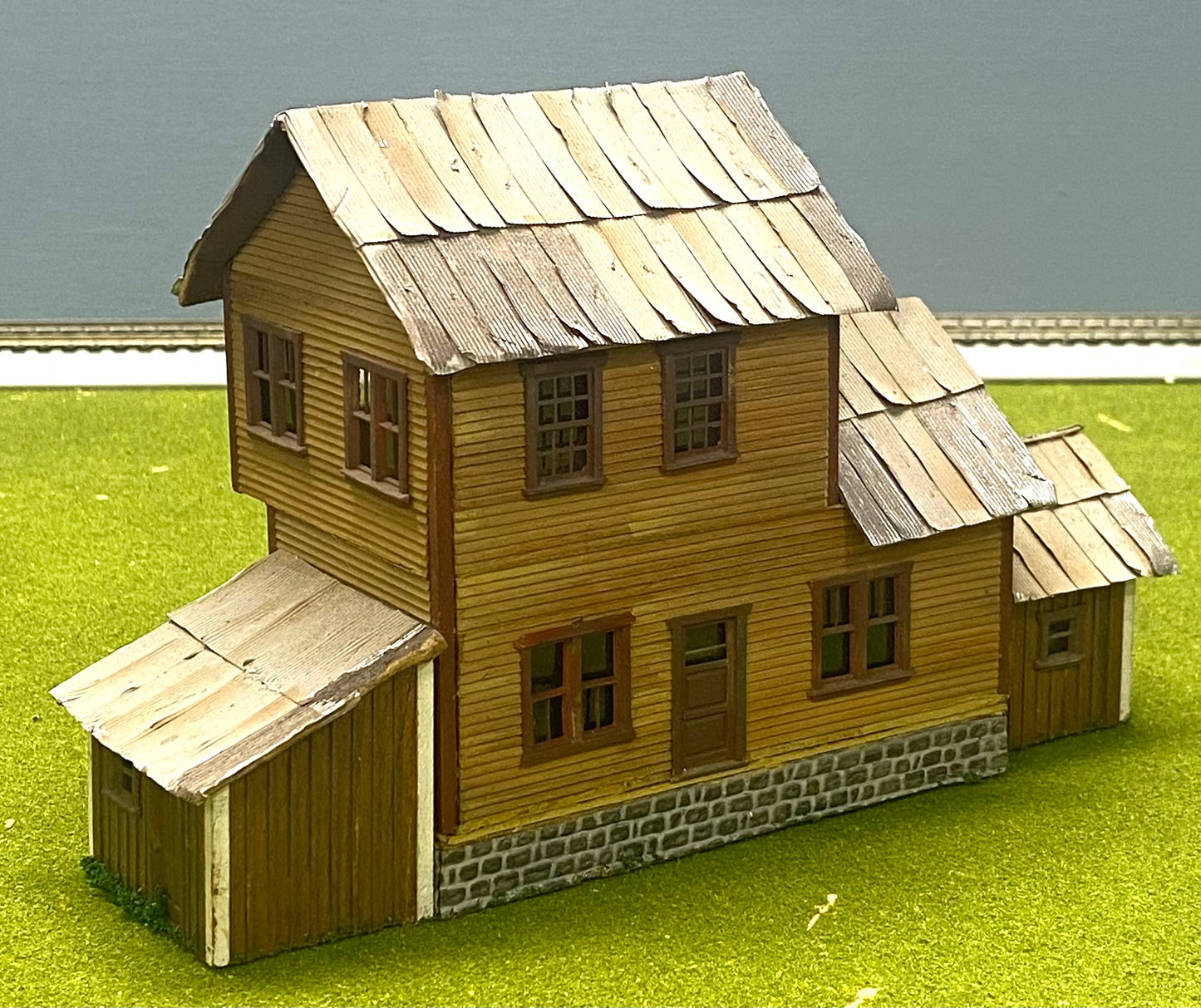 HO Scale Wood/Card Custom Built Painted/Weathered Old House Metal Roof