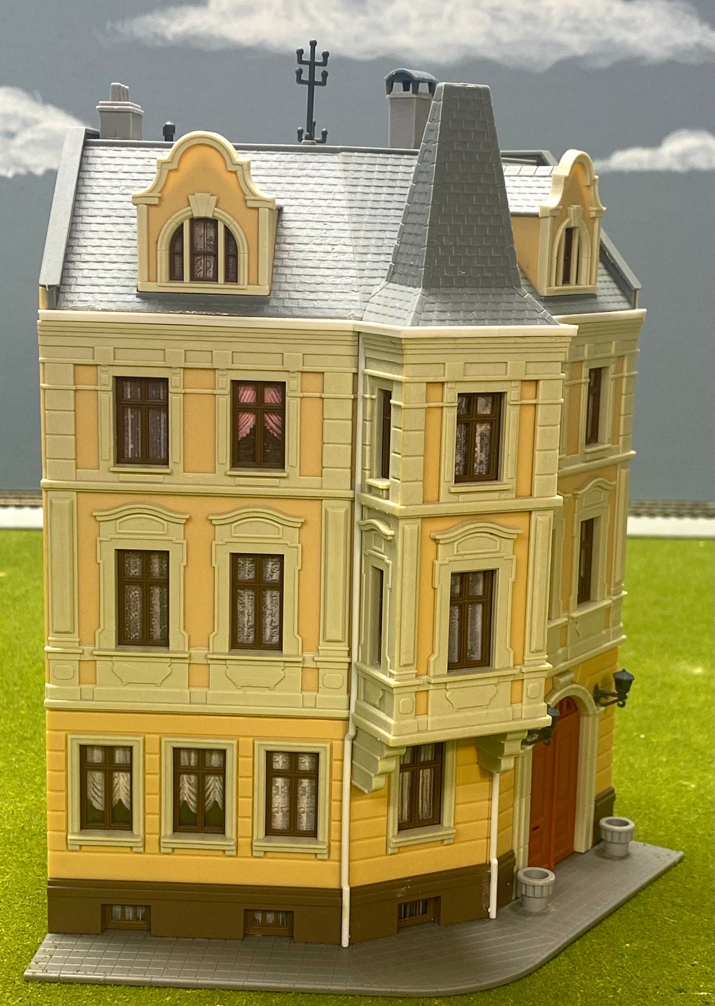 Kibri HO Scale 38296 3-Story 120 degree Corner Terrace House Fully Assembled