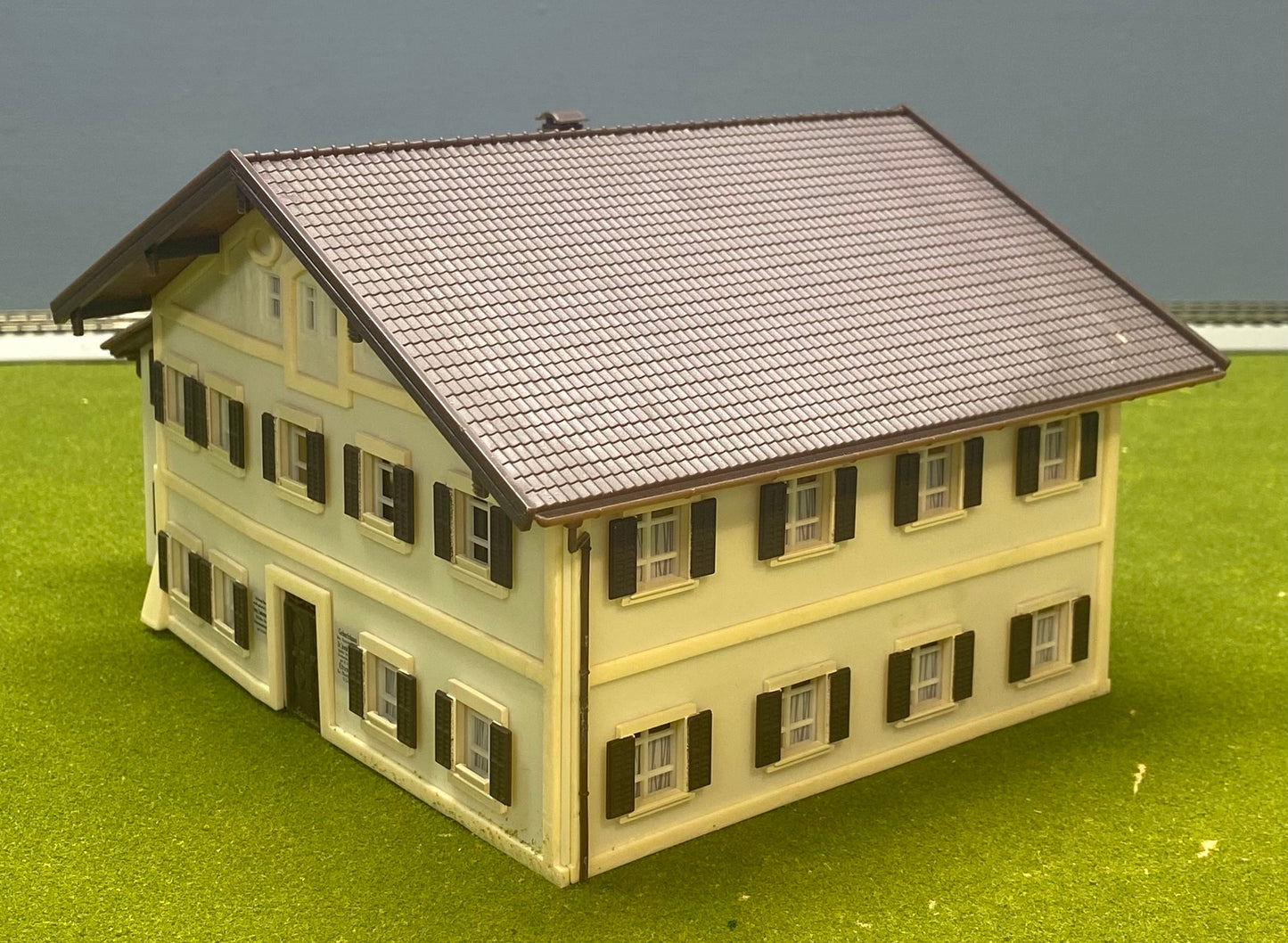 Vollmer 43828 HO Scale Alpine Chalet Style House Birthplace of Pope Benedict XVI Fully Assembled