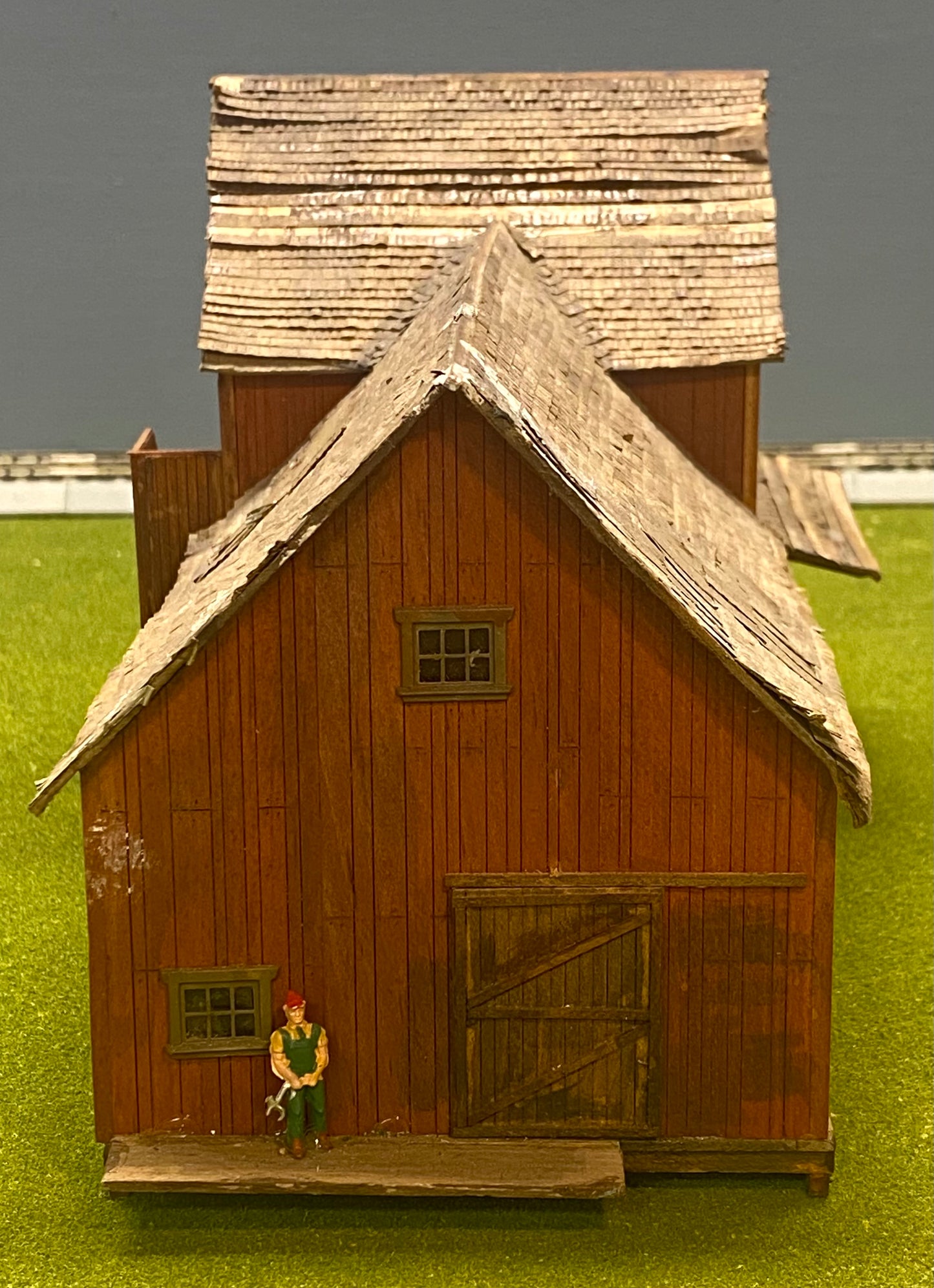 HO Scale Wood Custom Built Painted/Weathered Well Repaired old Barn
